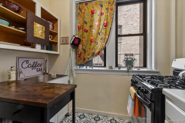 $395,000 | 854 West 181st Street, Unit 4C | Hudson Heights