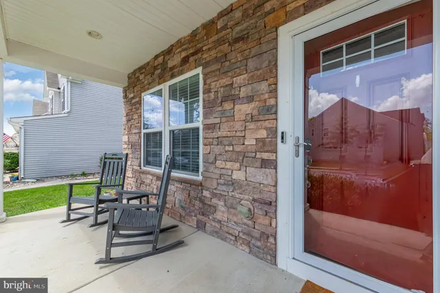 a en suite bathroom with a sink and a mirror