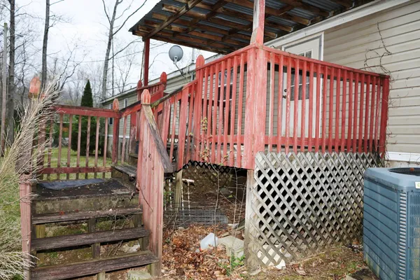 a view of entryway with wooden fence