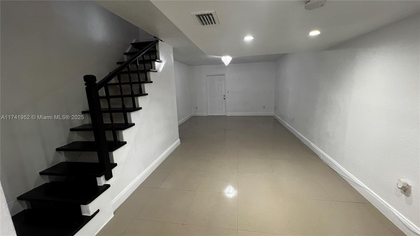 4372 West 11th Lane, Unit 30 Hialeah, FL 33012 - Photo 10 of 23 an entryway in a room