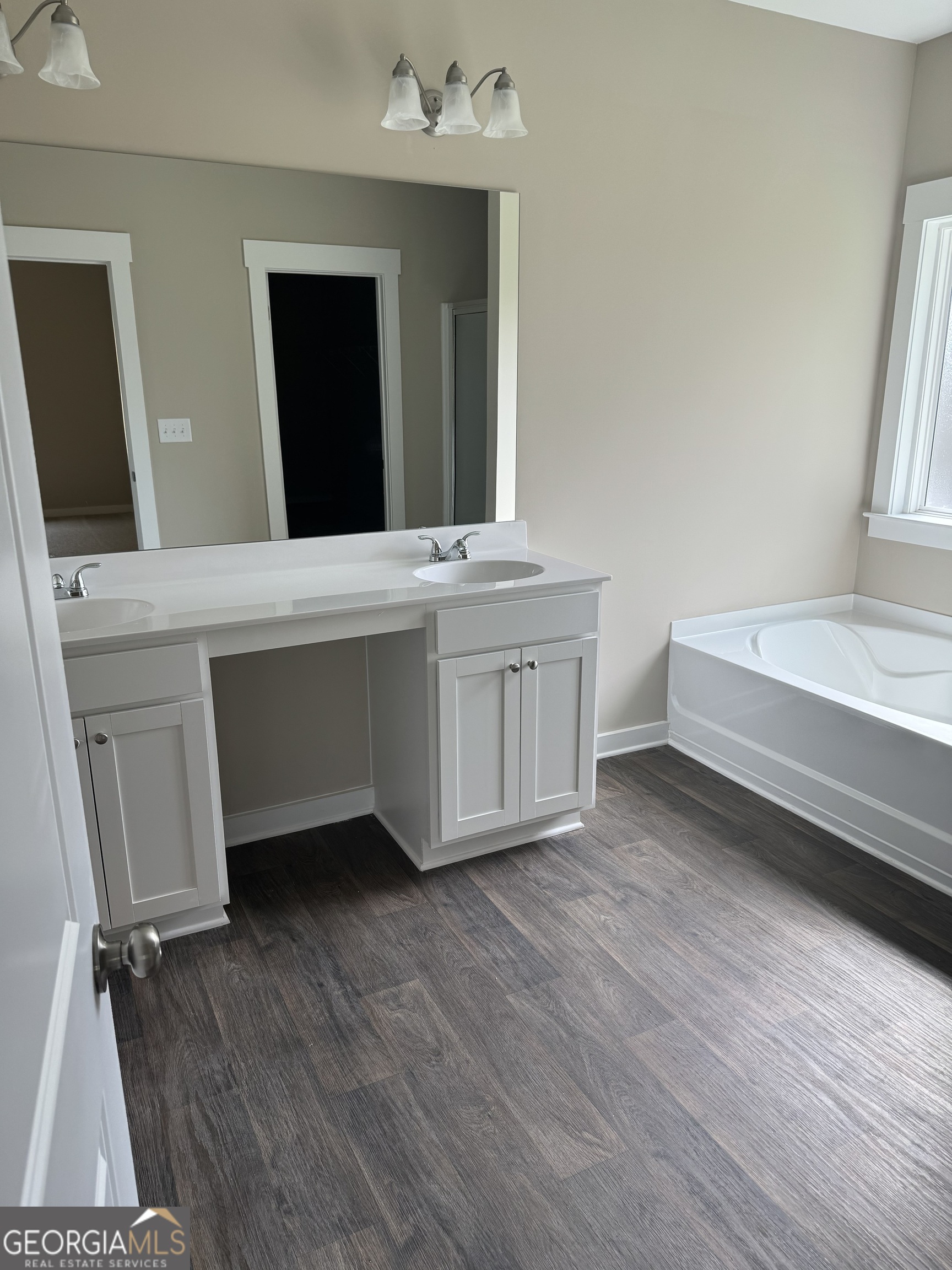 258 Westminster Court Winder, GA 30680 - Photo 6 of 16 a bathroom with a sink a mirror and a bathtub