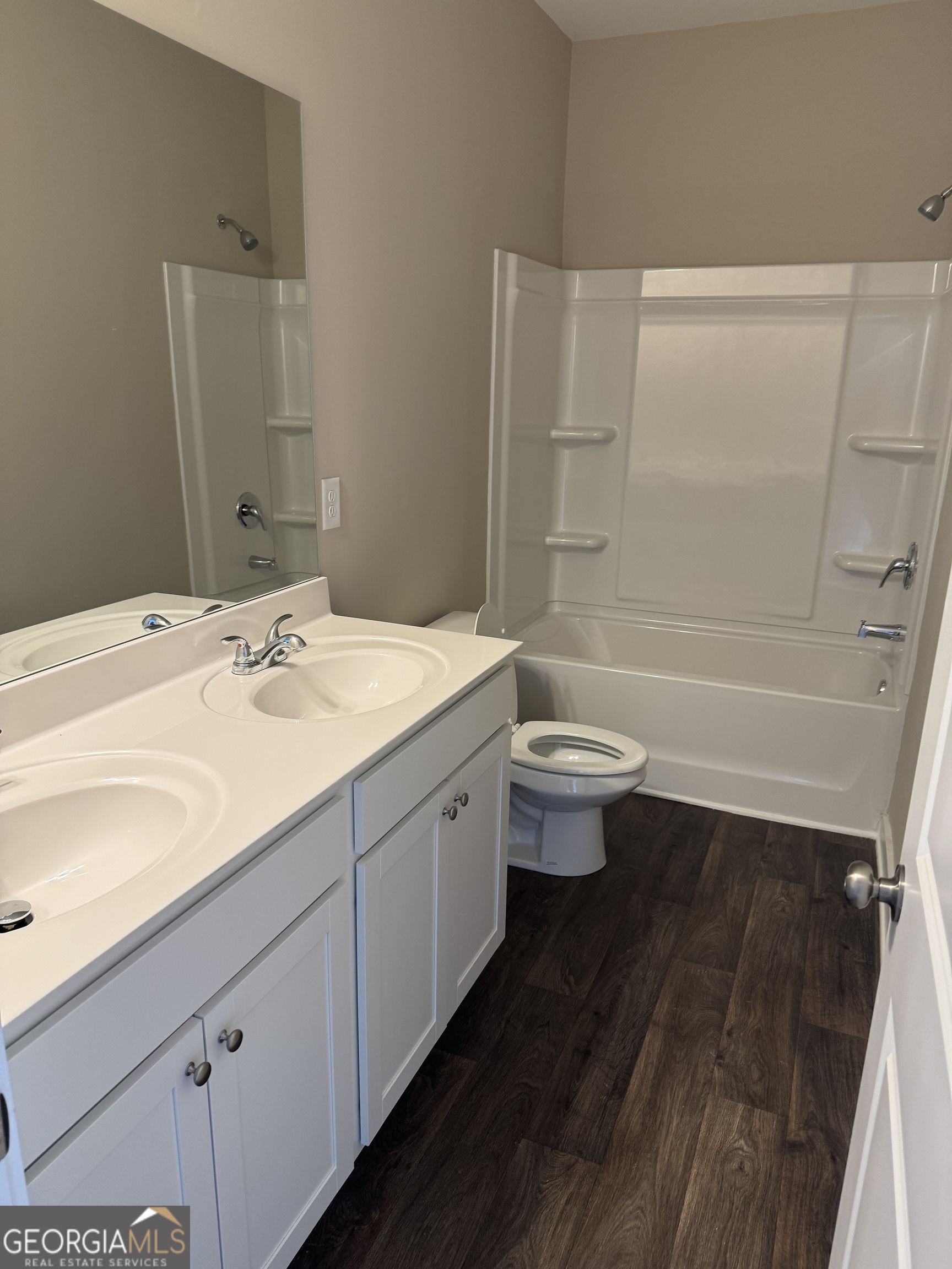 258 Westminster Court Winder, GA 30680 - Photo 9 of 16 a bathroom with a double vanity sink toilet and a bathtub