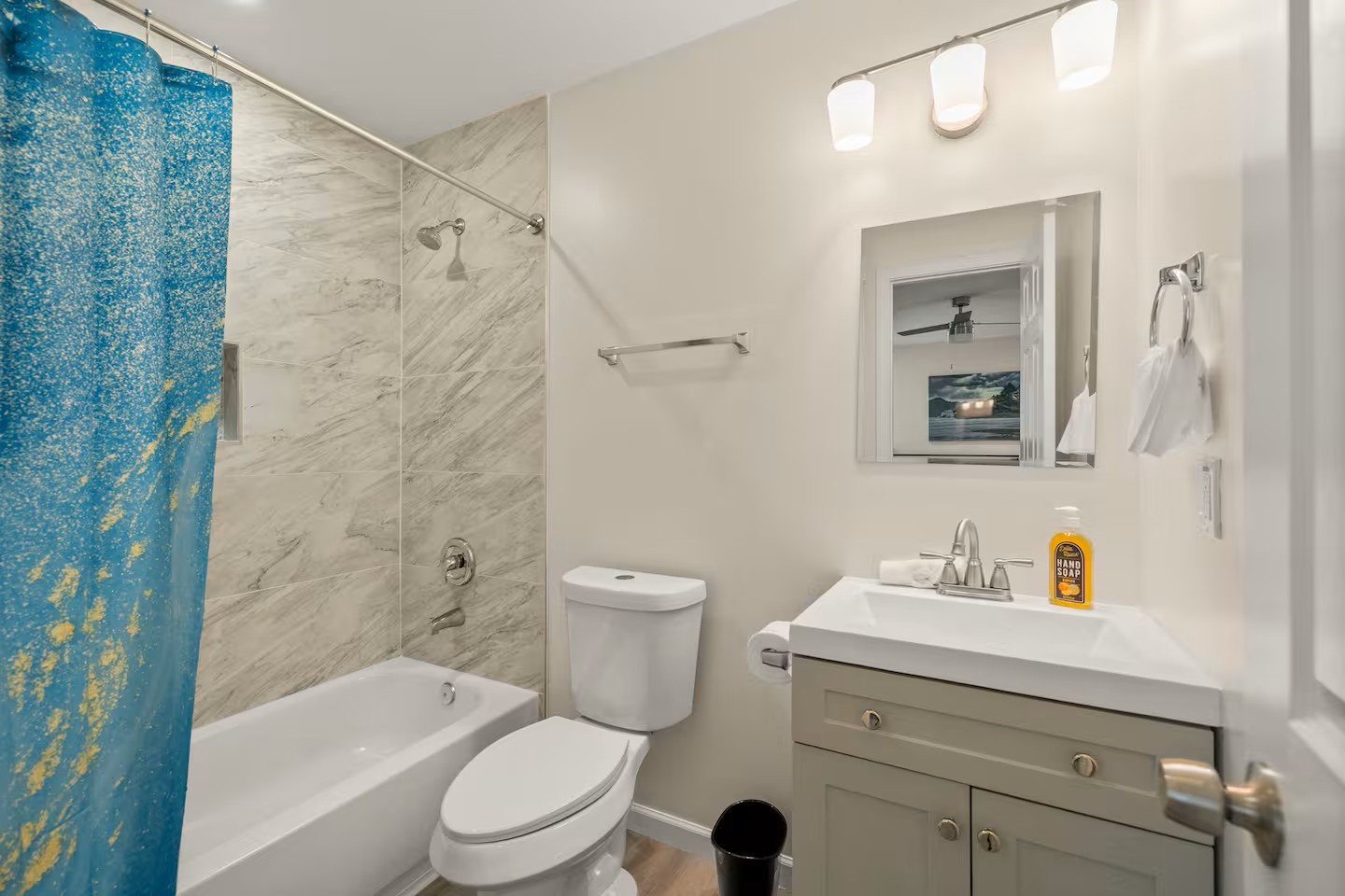3719 Odin Court Houston, TX 77021 - Photo 31 of 39 Ensuite bath for bedroom 6.