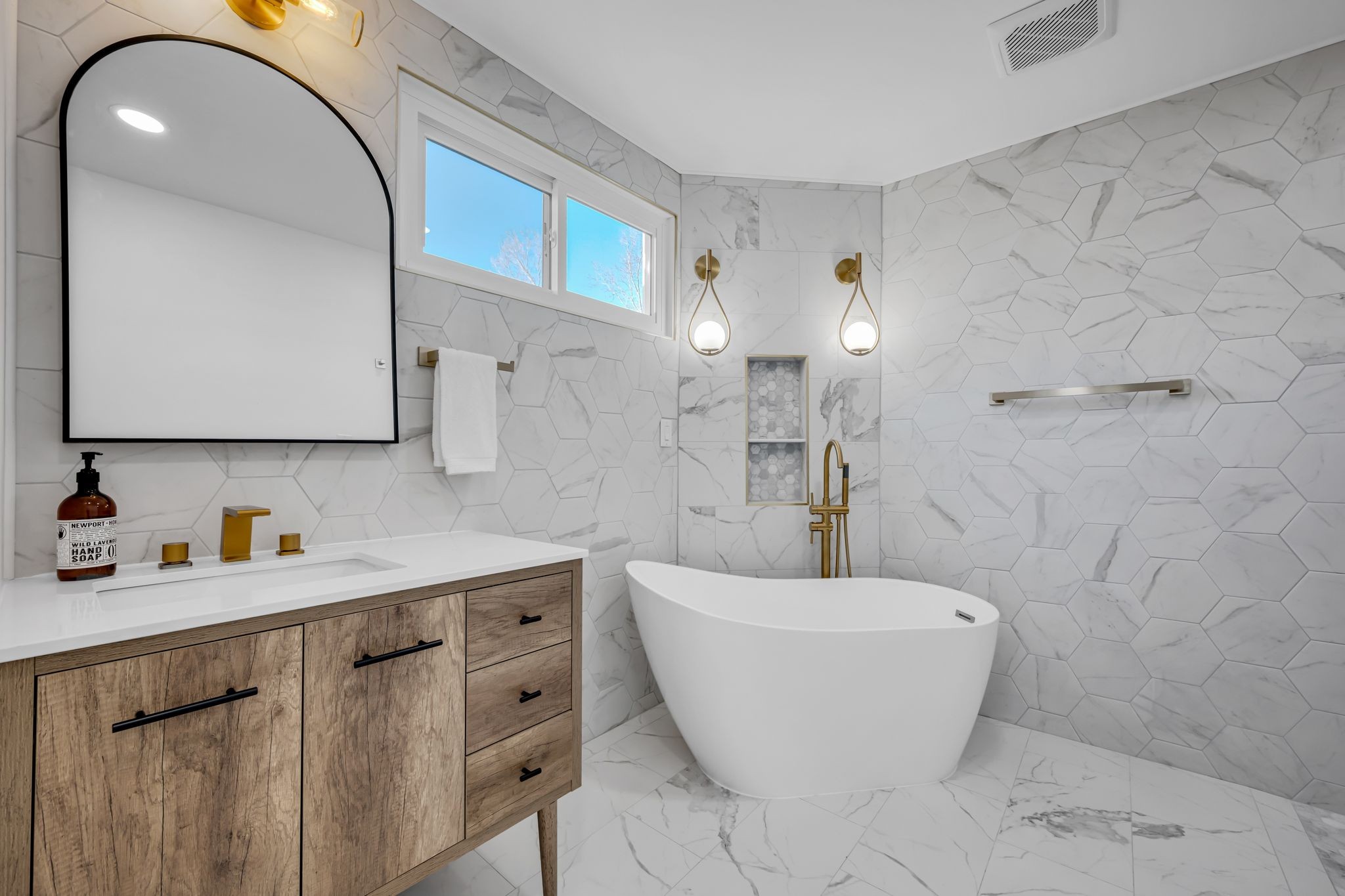 1033 Pine Valley Road Kingston Springs, TN 37082 - Photo 13 of 42 a bathroom with a white tub a mirror and vanity