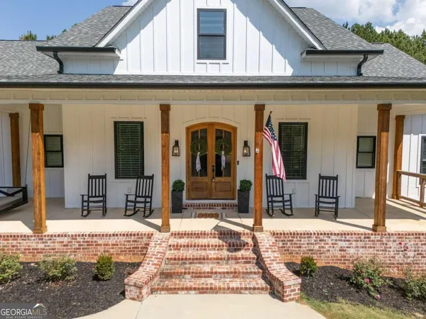 a view of a building entrance