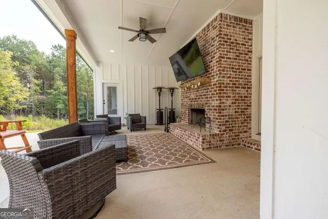 a view of a house with a backyard