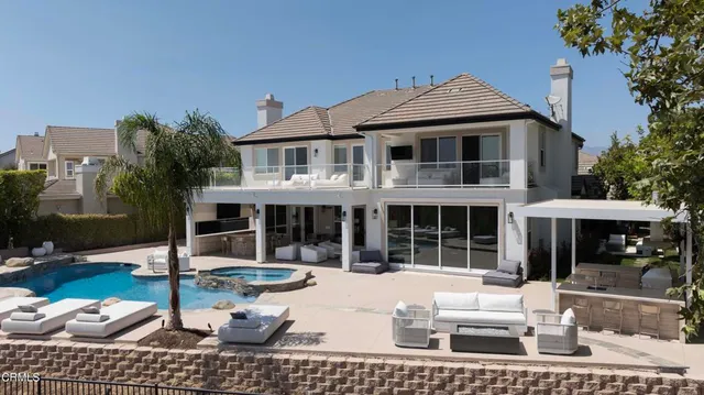 a view of a house with backyard