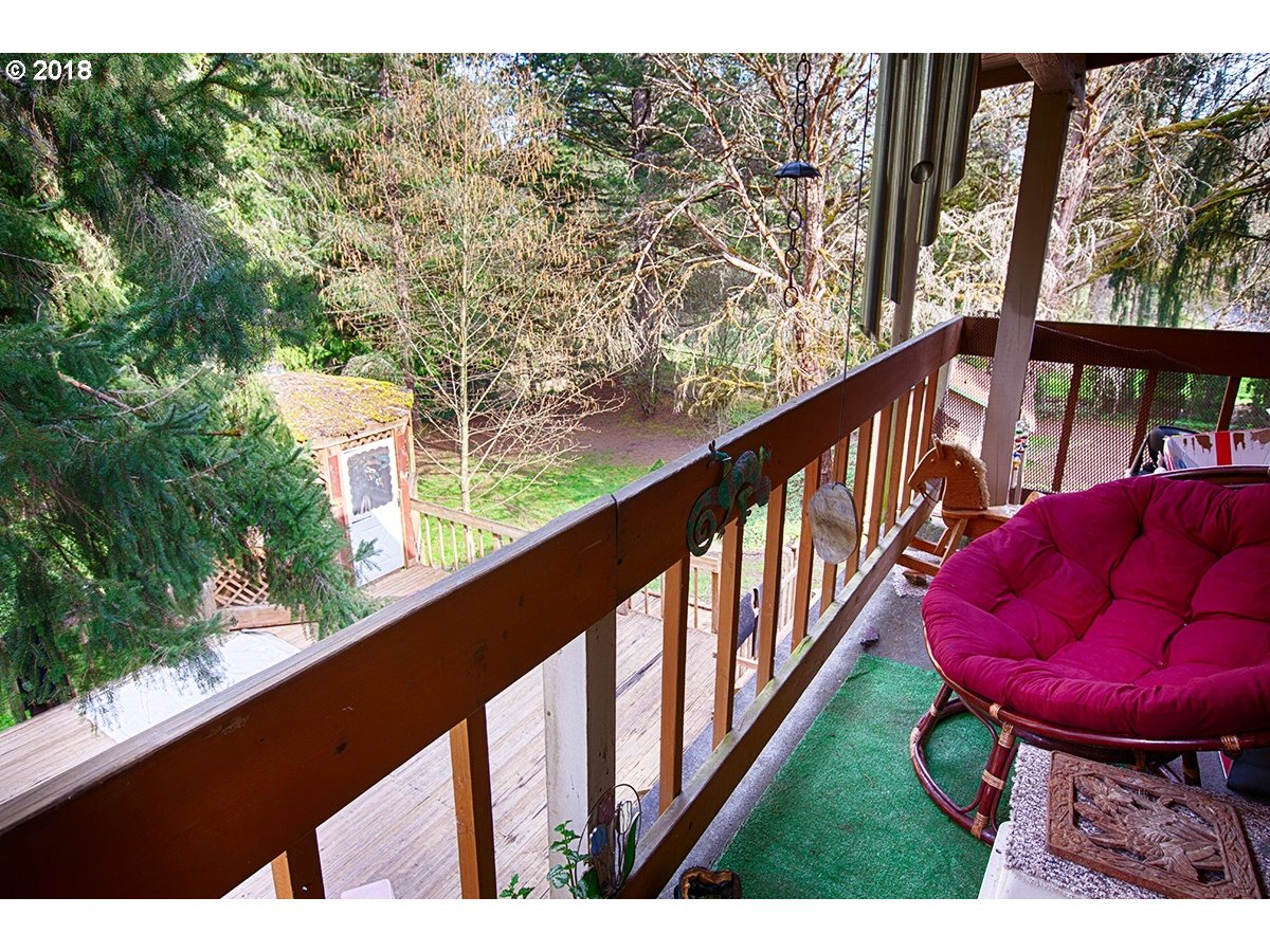 21953 South Redland Road Estacada, OR 97023 - Photo 20 of 25 a view of balcony with furniture