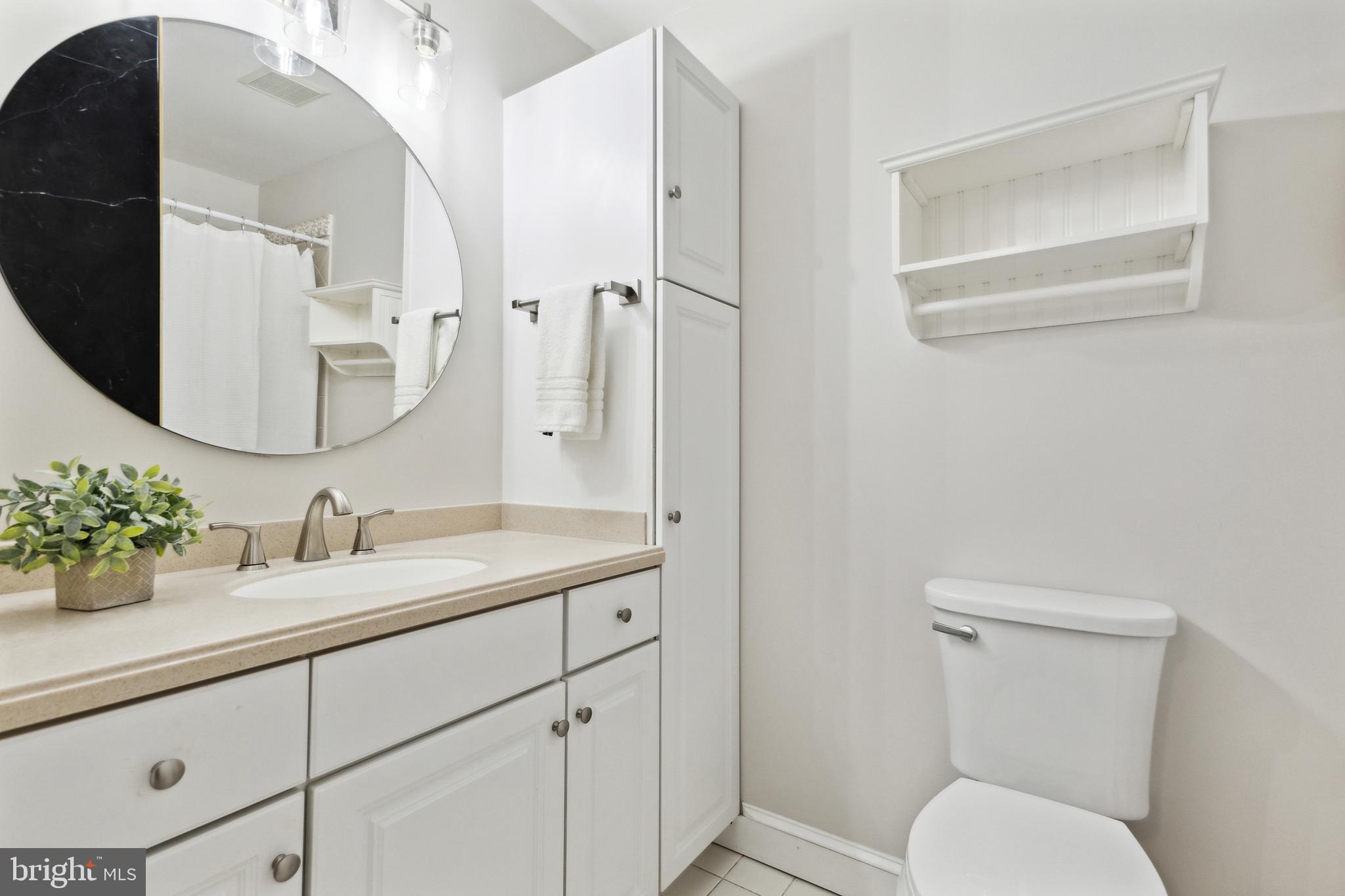 1865 Post Oak Trail Reston, VA 20191 - Photo 27 of 39 Upper level hall full bathroom