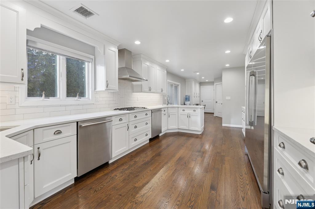 48 John Place Bergenfield, NJ 07621 - Photo 7 of 29