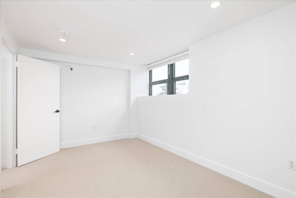 42 8th Street, Unit 5316 Boston, MA 02129 - Photo 5 of 12 an empty room with windows