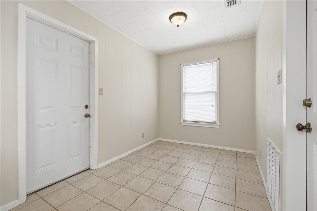 804 Edwards Street Sinton, TX 78387 - Photo 13 of 25 a view of an empty room and window