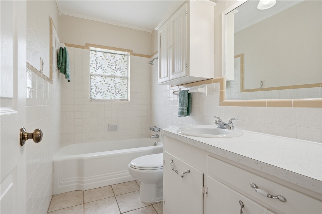 804 Edwards Street Sinton, TX 78387 - Photo 17 of 25 a bathroom with a sink a toilet and bathtub