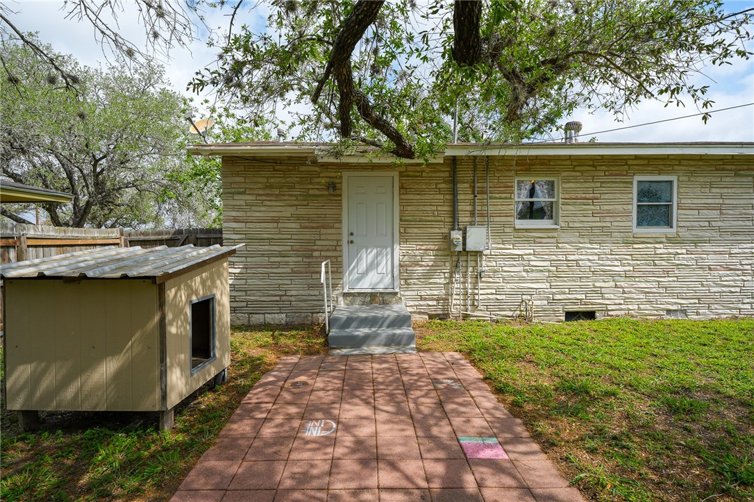 804 Edwards Street Sinton, TX 78387 - Photo 21 of 25 a view of a back yard of the house