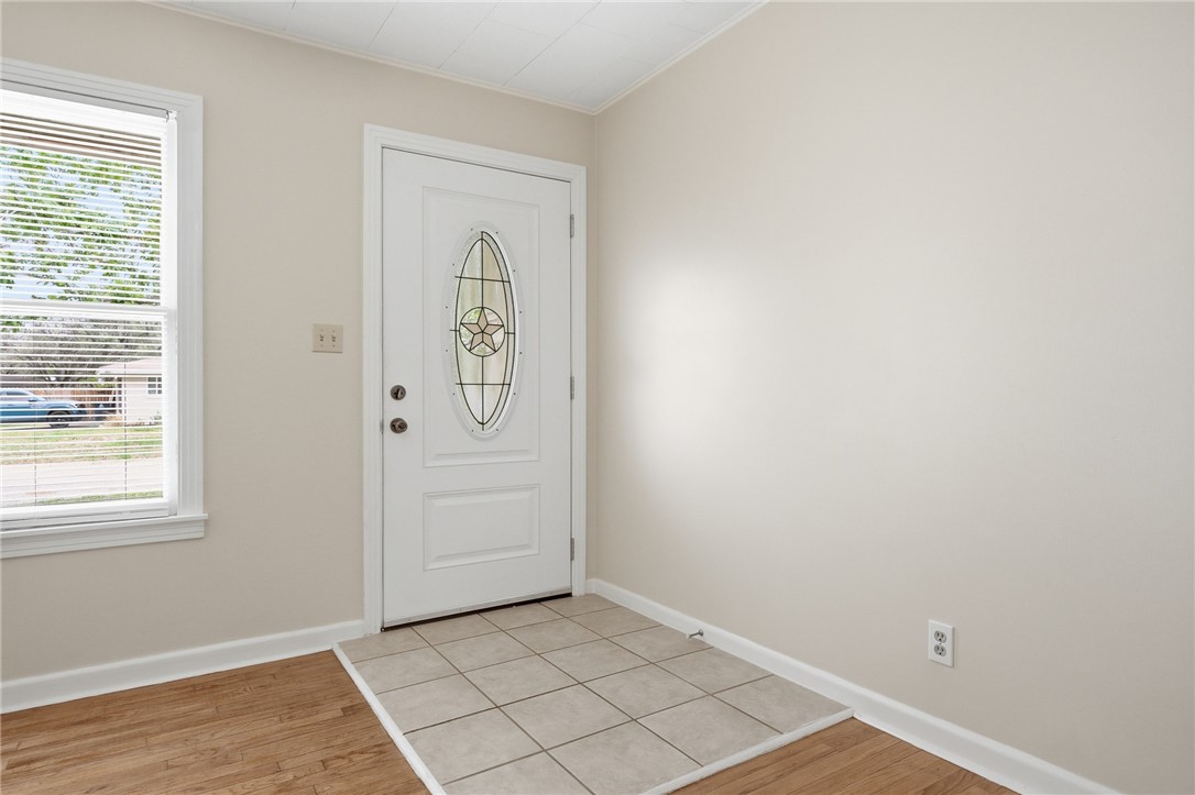 804 Edwards Street Sinton, TX 78387 - Photo 4 of 25 an empty room with window