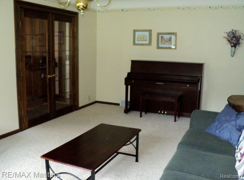34375 Willow Road New Boston, MI 48164 - Photo 8 of 11 Dining room 2 (800x591)