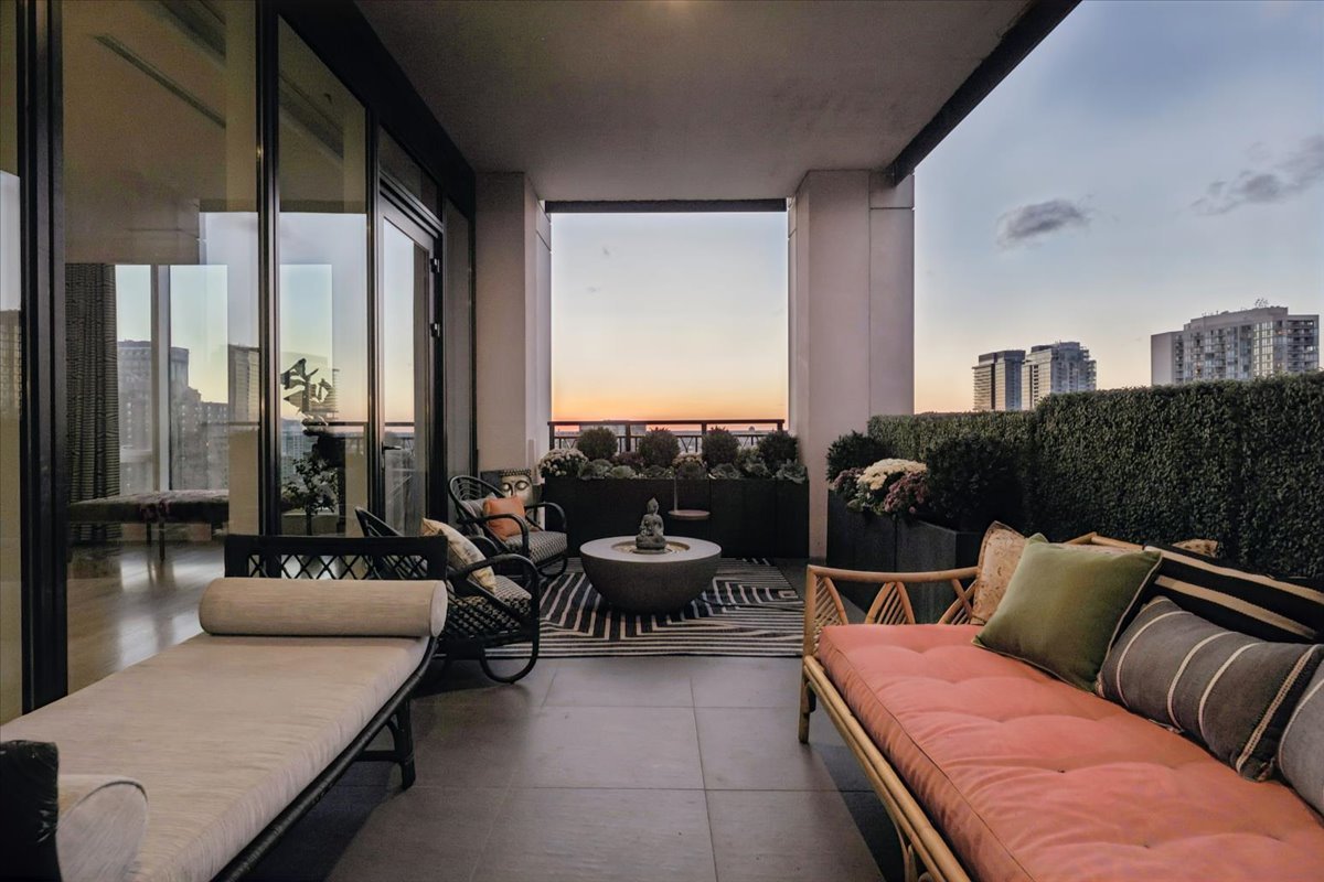 9 West Walton Street, Unit 2202 Chicago, IL 60610 - Photo 25 of 27