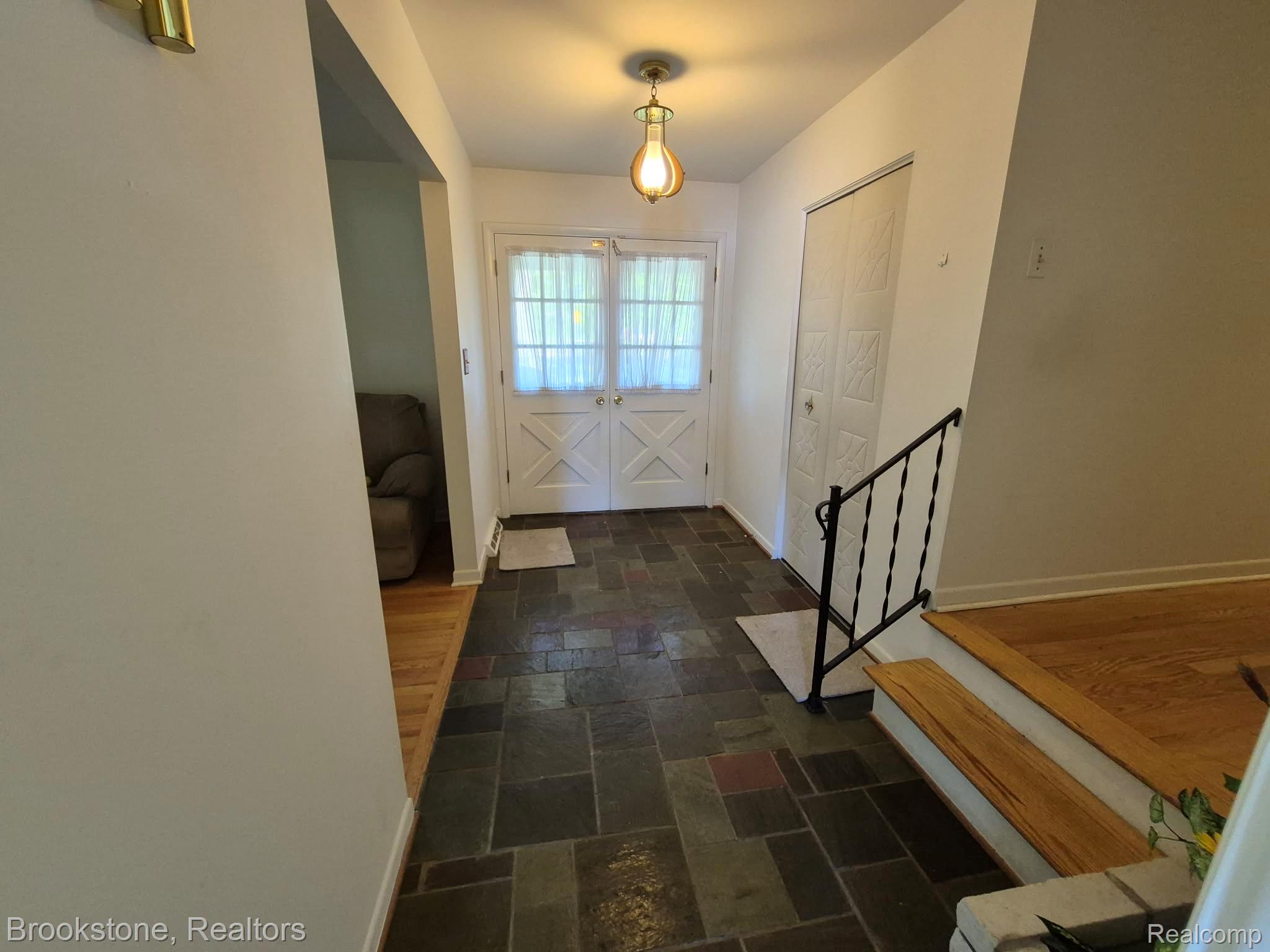 4295 Sashabaw Road Waterford, MI 48329 - Photo 9 of 37 e01ea236-8083-4f5a-ad08-477ef10ce9ce.jpg