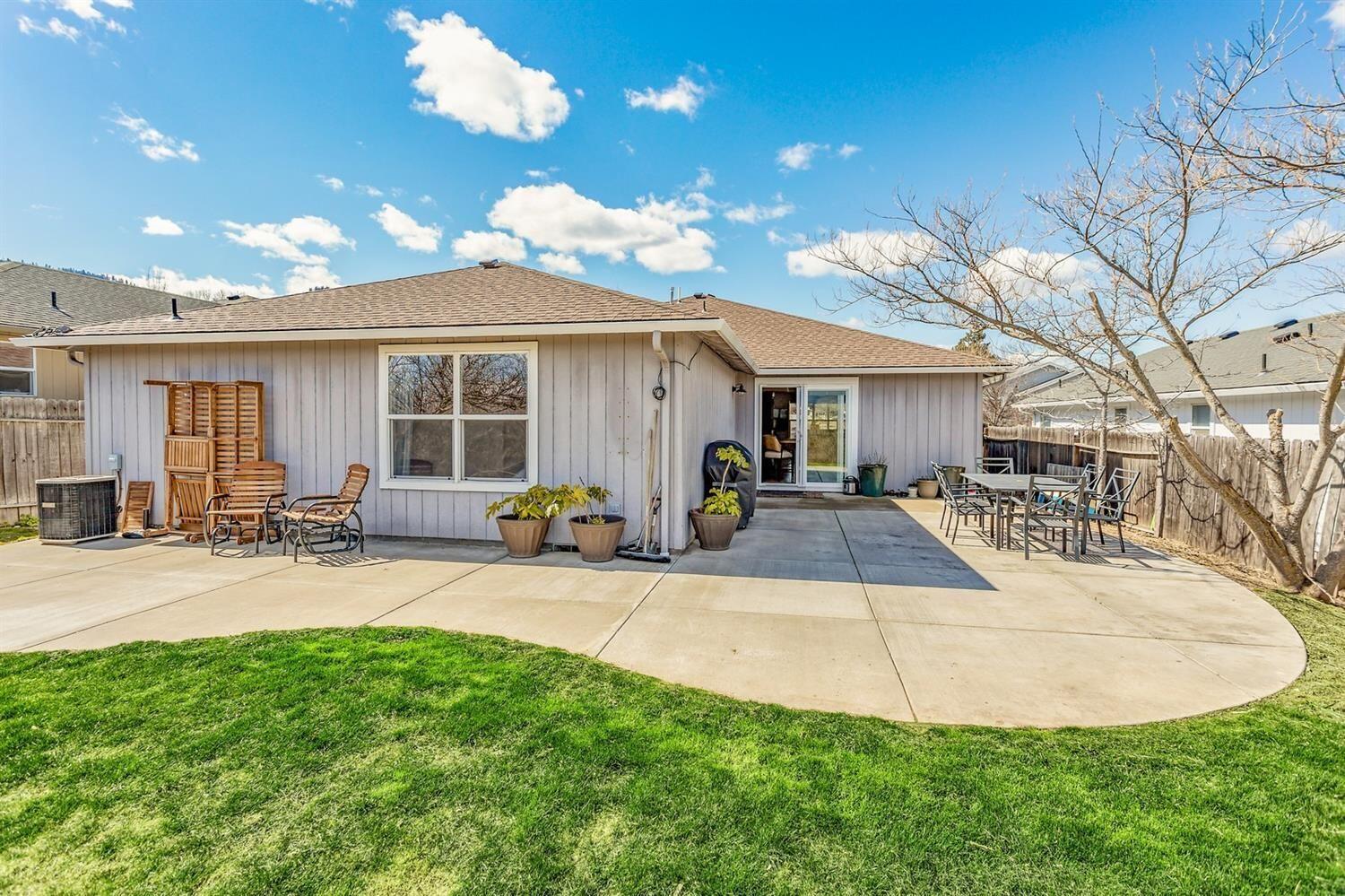 942 Spring Way Ashland, OR 97520 - Photo 28 of 35 Patio and lawn
