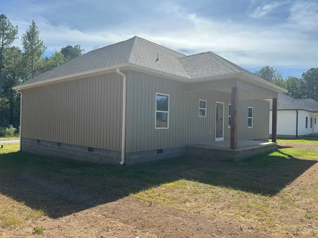 a view of a front of house with a yard