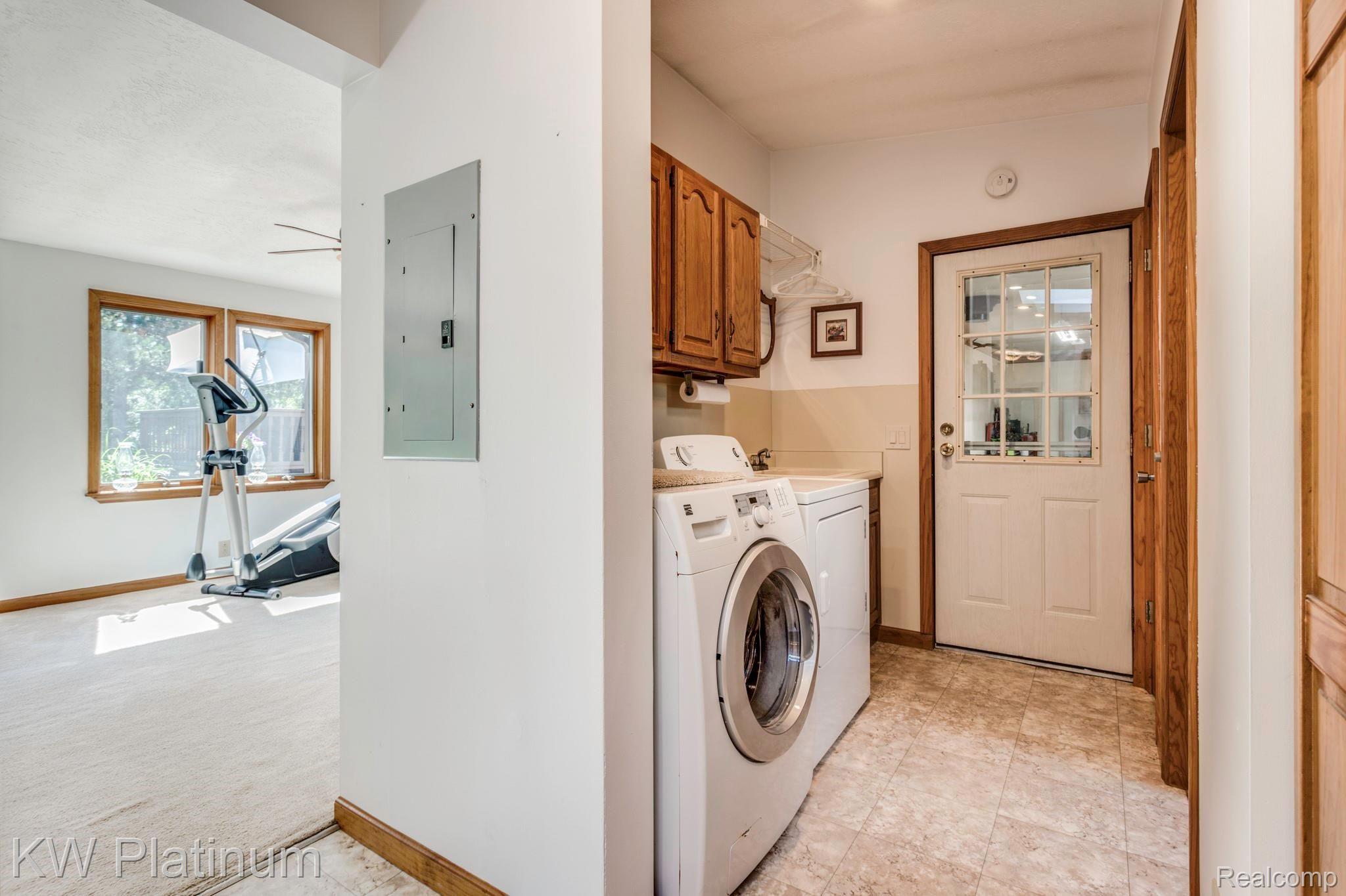 6698 Kilburn Road Jeddo, MI 48032 - Photo 18 of 37 laundry area.jpg