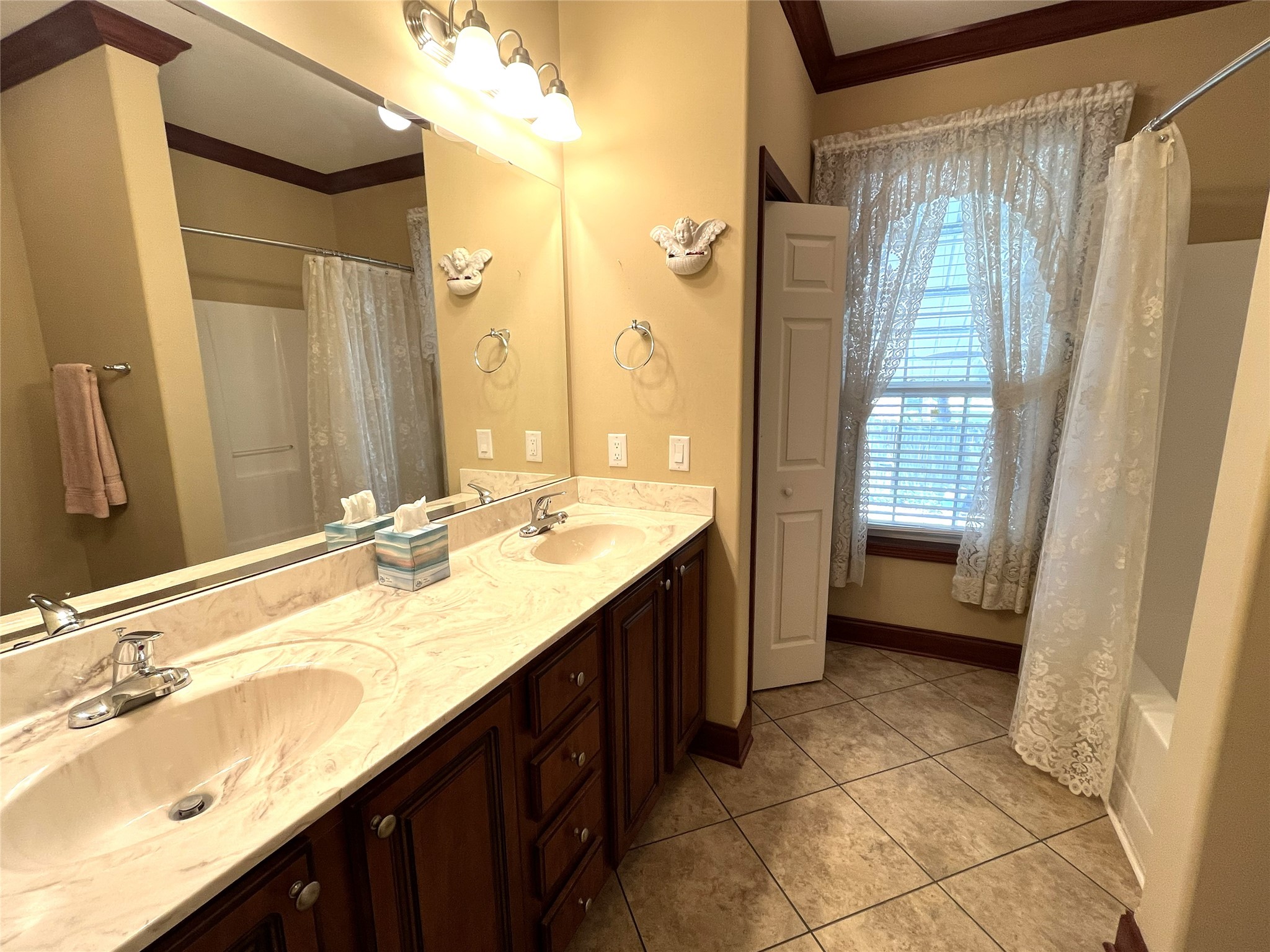 19989 Post Oak Loop Thornton, TX 76687 - Photo 22 of 38 Hall Bath - Dual Sinks