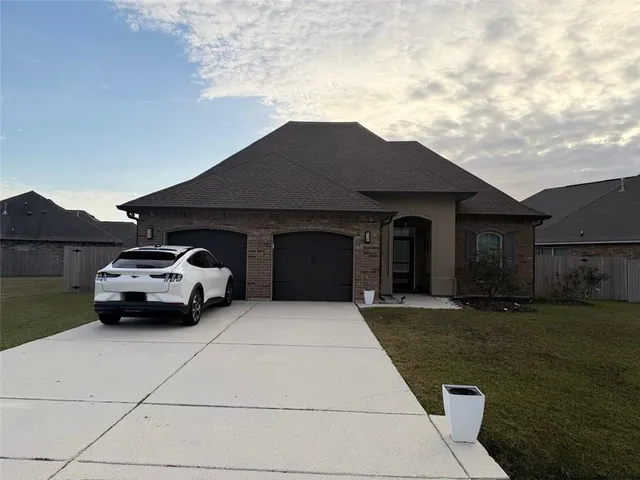 $2,400 | 69261 Taverny Court, Madisonville, LA 70447