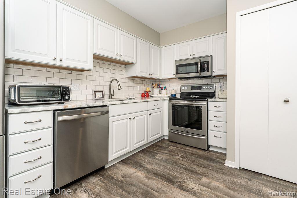 641 Ashley Circle East Rochester, MI 48307 - Photo 3 of 22 Updated Kitchen
