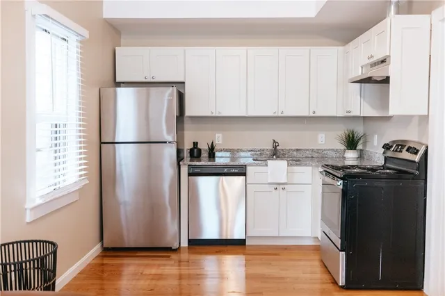 $3,800 | 28 Dixon Street, Newport, RI 02840