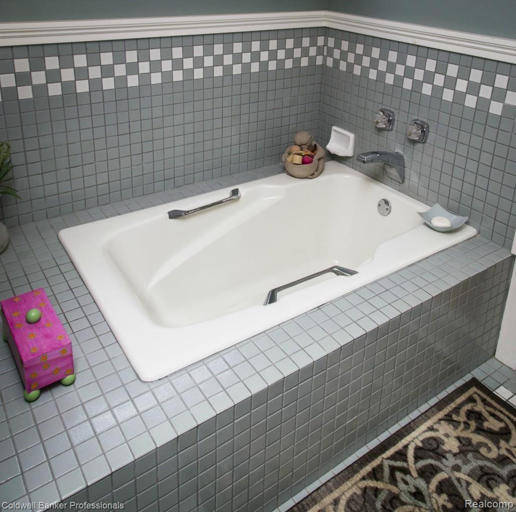 1295 Villa Road Birmingham, MI 48009 - Photo 25 of 34 Master Bath