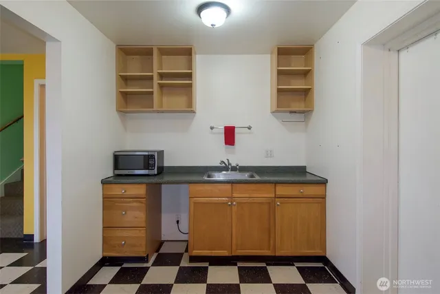 a view of empty room with window