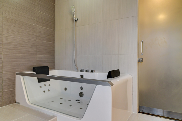 1000 Laurie Lane Burr Ridge, IL 60527 - Photo 21 of 36 a bathroom with a bathtub sink vanity and mirror