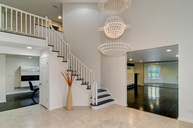 1000 Laurie Lane Burr Ridge, IL 60527 - Photo 4 of 36 a view of entryway and hall