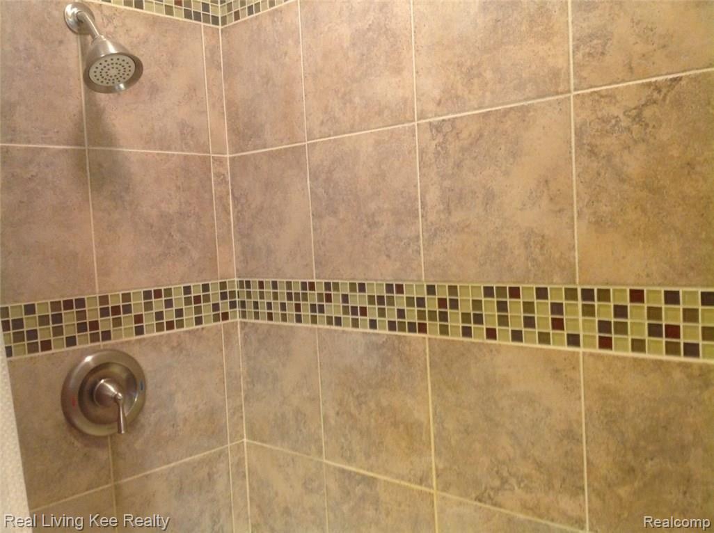 2915 Midvale Drive Rochester, MI 48309 - Photo 10 of 32 Main floor bath tub shower.jpg