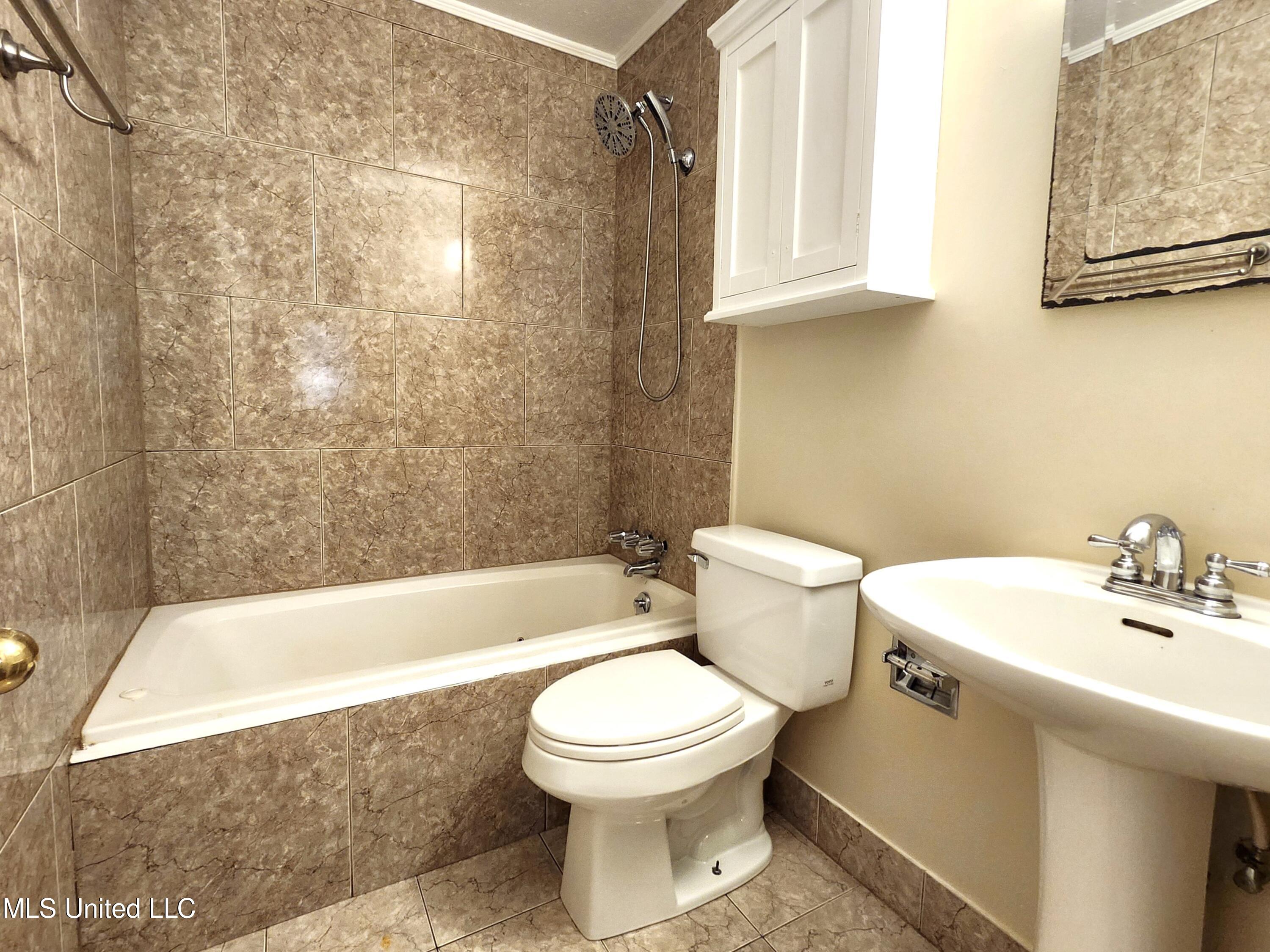 327 Mincheck Road Ocean Springs, MS 39564 - Photo 8 of 14 20241002_103318