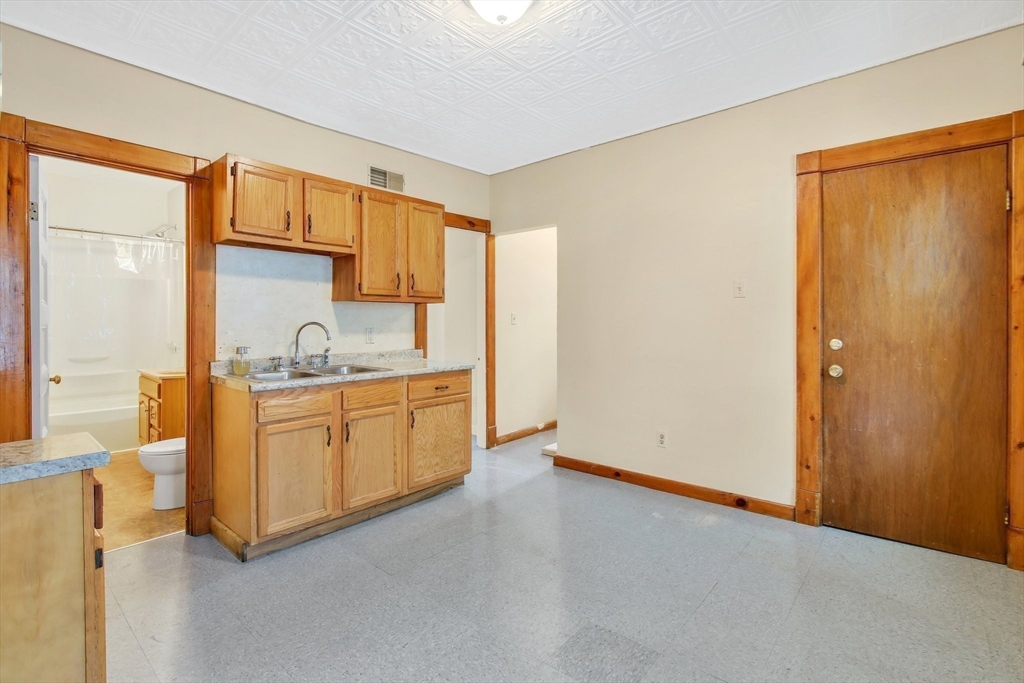 27 Waverly Street Springfield, MA 01107 - Photo 18 of 41 Gallery Image 18