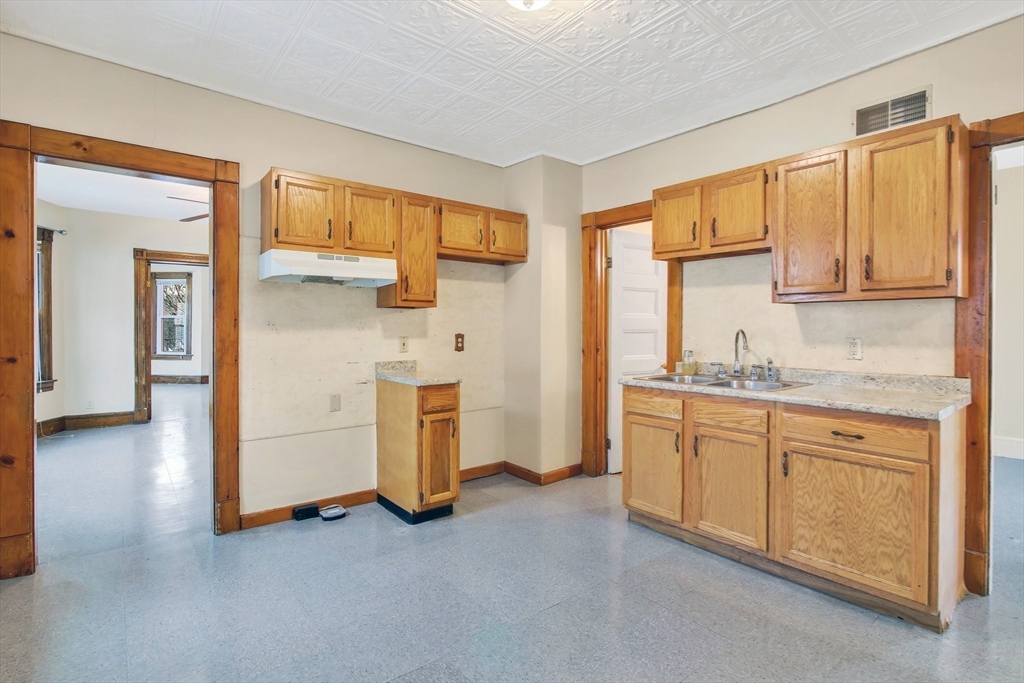 27 Waverly Street Springfield, MA 01107 - Photo 19 of 41 Gallery Image 19