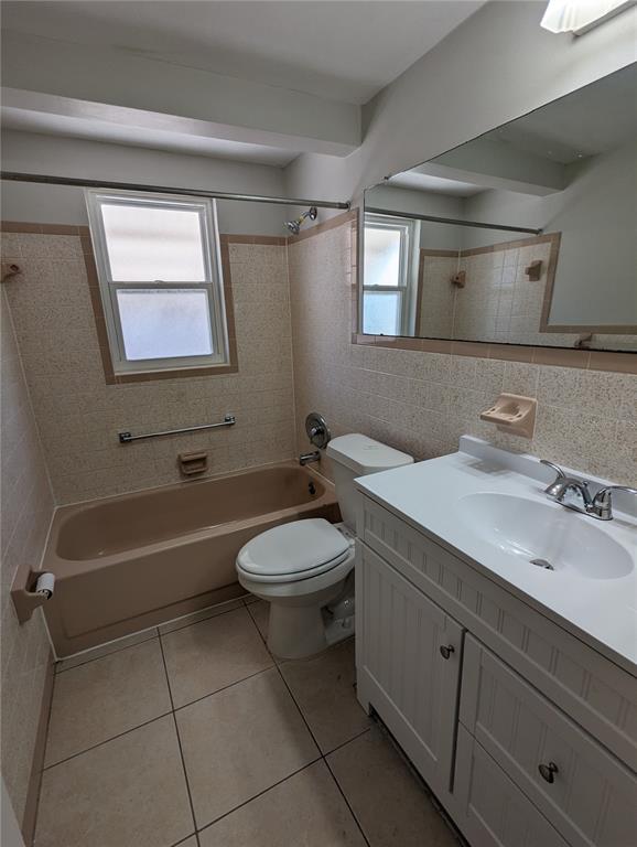 11230 Kapok Avenue Port Richey, FL 34668 - Photo 17 of 19 a bathroom with a sink a toilet and bathtub