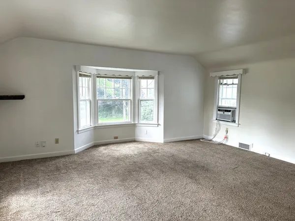 $1,400 | 820 Clay Street, Unit 12, Woodstock, IL 60098