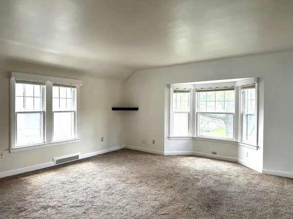 $1,400 | 820 Clay Street, Unit 12, Woodstock, IL 60098