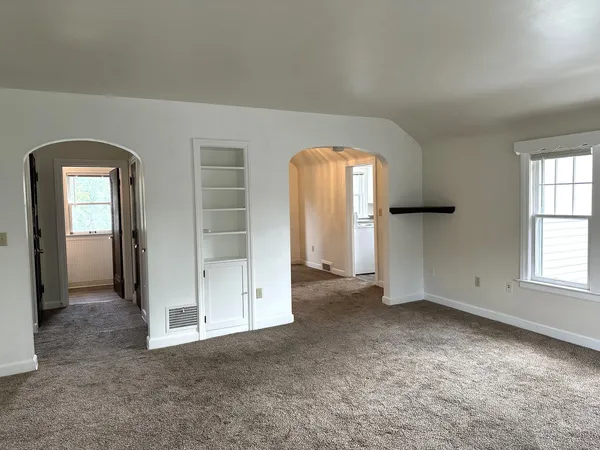 $1,400 | 820 Clay Street, Unit 12, Woodstock, IL 60098