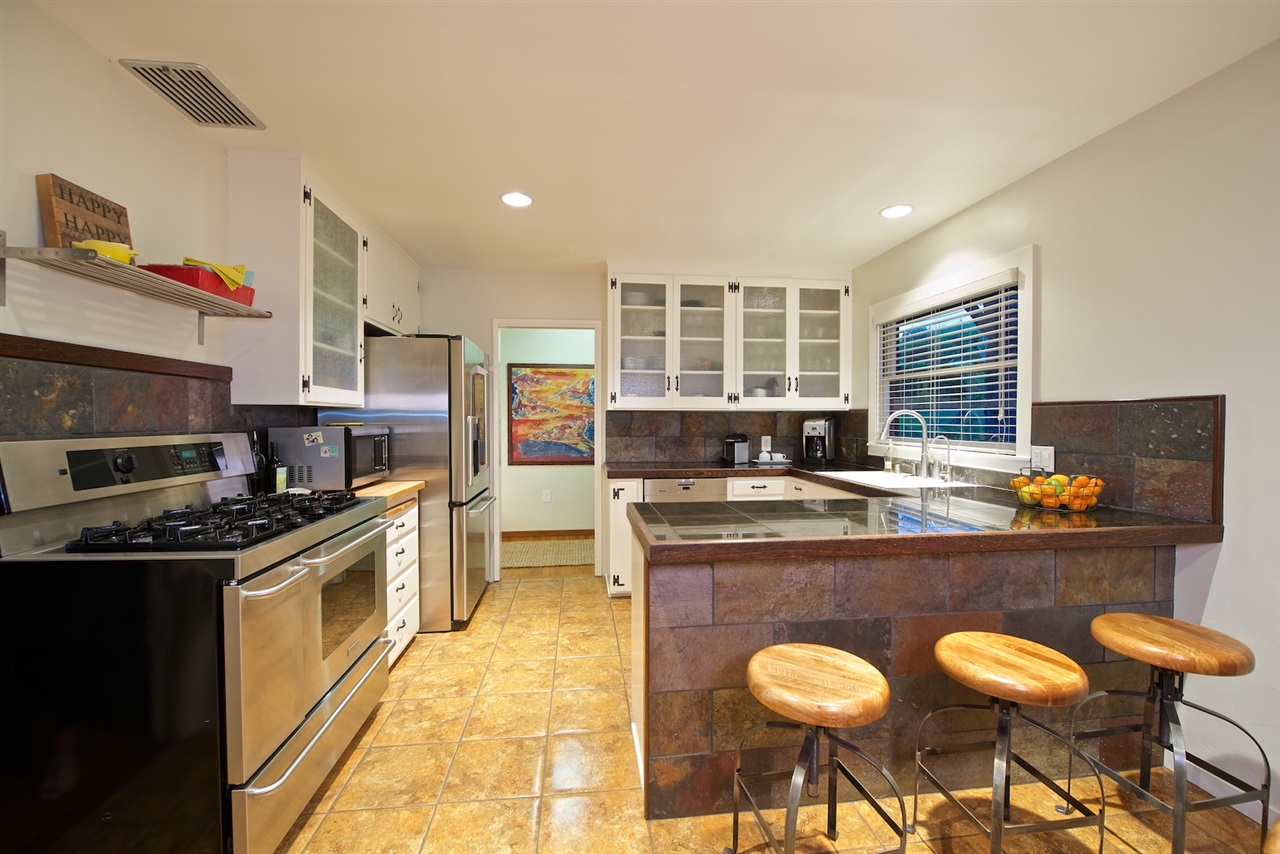 398 Hillcrest Drive Encinitas, CA 92024 - Photo 10 of 21