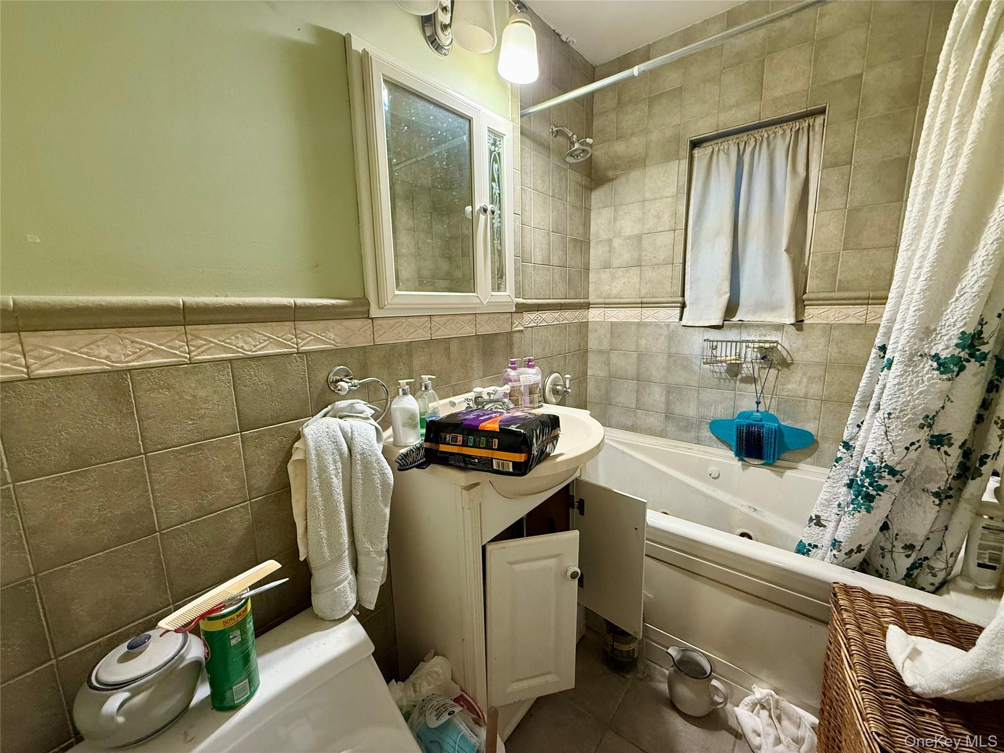 669 Pelham Road, Unit C10 New Rochelle, NY 10805 - Photo 11 of 13 a bathroom with a sink and a toilet