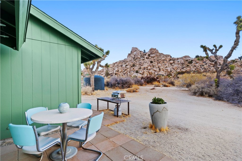 51222 Gamma Gulch Road Landers, CA 92285 - Photo 54 of 73 a view of a chairs and table in patio