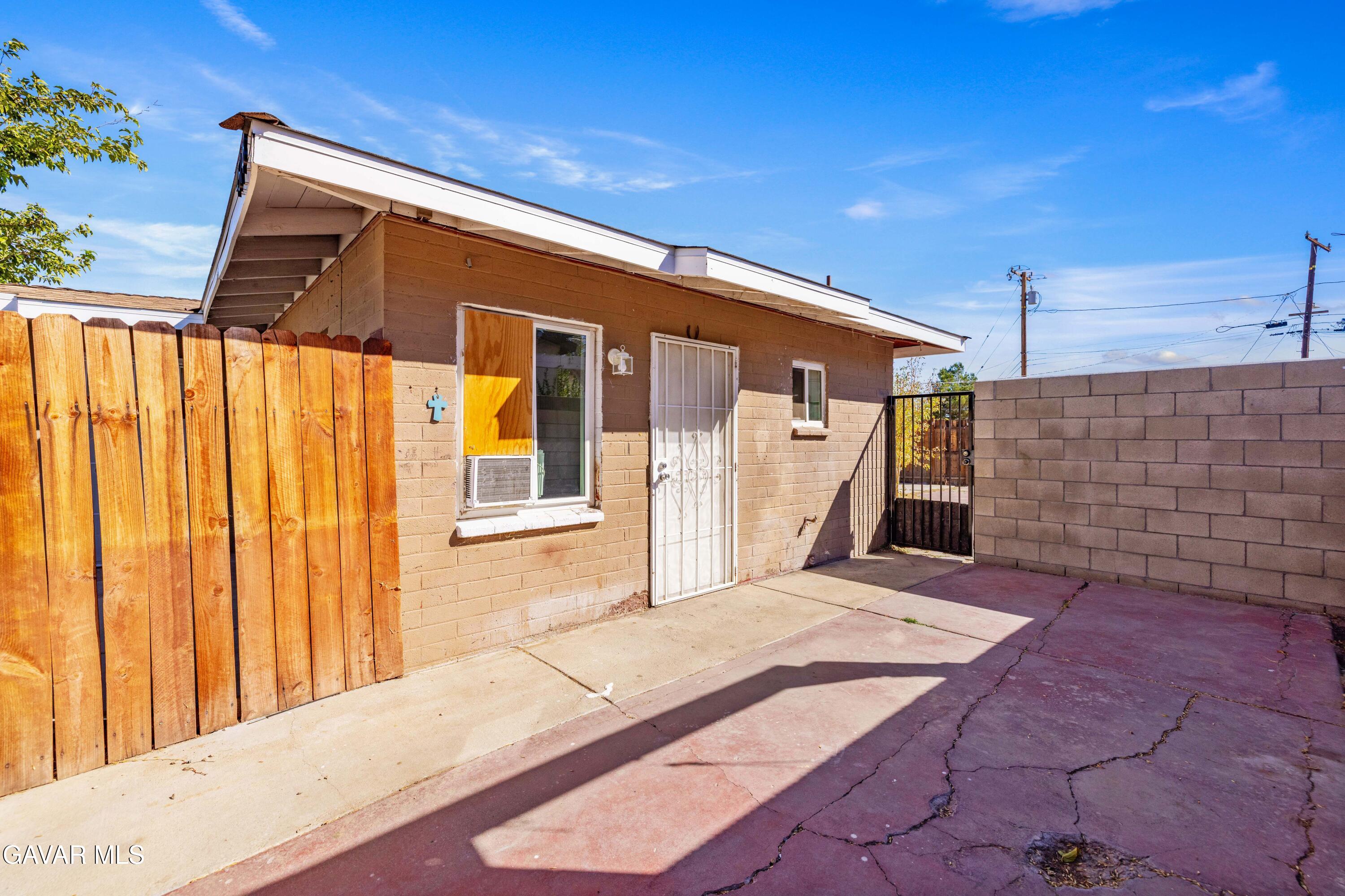 45148 Date Avenue Lancaster, CA 93534 - Photo 17 of 32 a backyard of a house