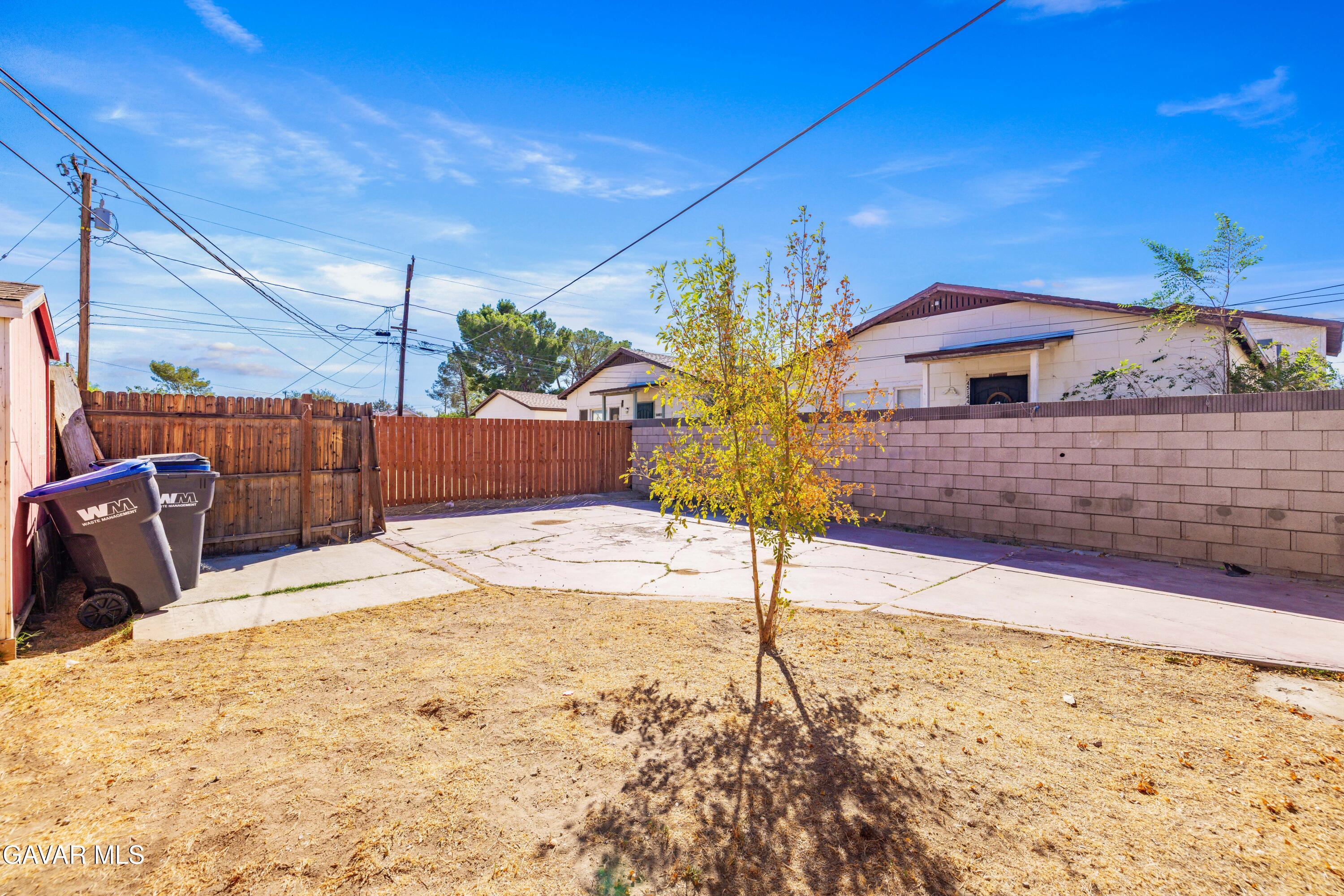 45148 Date Avenue Lancaster, CA 93534 - Photo 28 of 32 a view of a backyard of the house