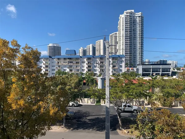 $1,900 | 3750 Northeast 170th Street, Unit 410, North Miami Beach, FL 33160