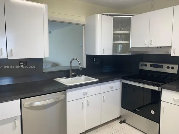 $1,900 | 3750 Northeast 170th Street, Unit 410, North Miami Beach, FL 33160