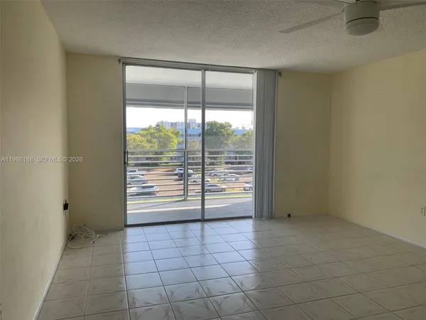 $1,900 | 3750 Northeast 170th Street, Unit 410, North Miami Beach, FL 33160