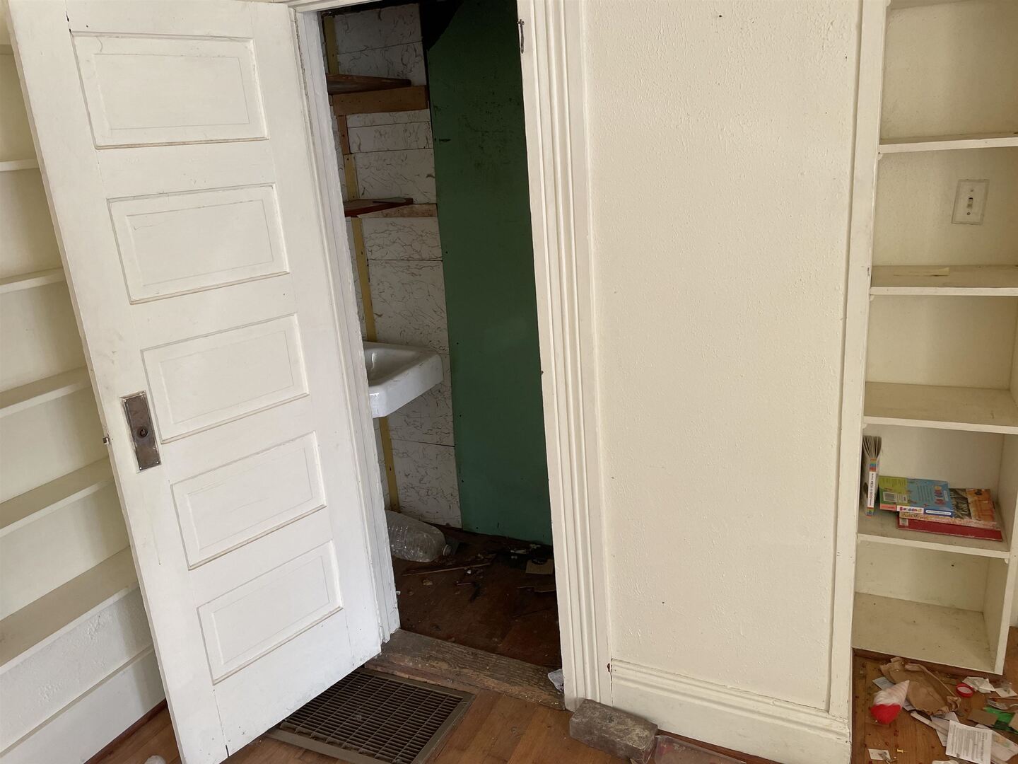 209 South 16th Street Herrin, IL 62948 - Photo 15 of 38 a view of walk in closet